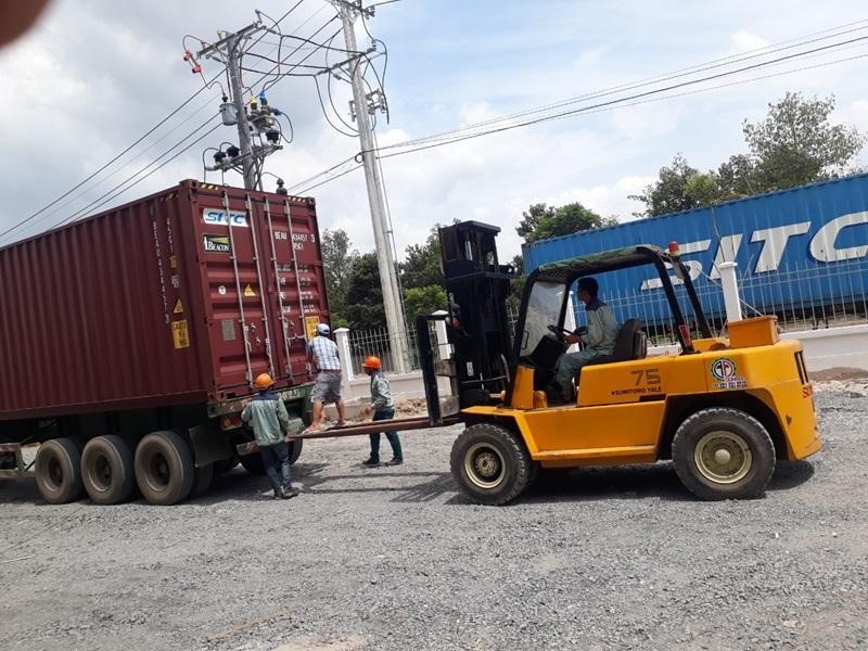 Xe nâng Komatsu Bắc Ninh Vận tải Đông Đô giúp quá trình di chuyển hàng dễ dàng từ nơi này sang nơi khác.